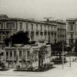 ...un palazzotto in stile liberty e ricco di finestre, inaugurato il 12 dicembre 1926. Una struttura che cadde in disuso grazie alla maggiore diffusione dei bagni nelle abitazioni private, fino alla sua demolizione avvenuta il 5 settembre del 1978